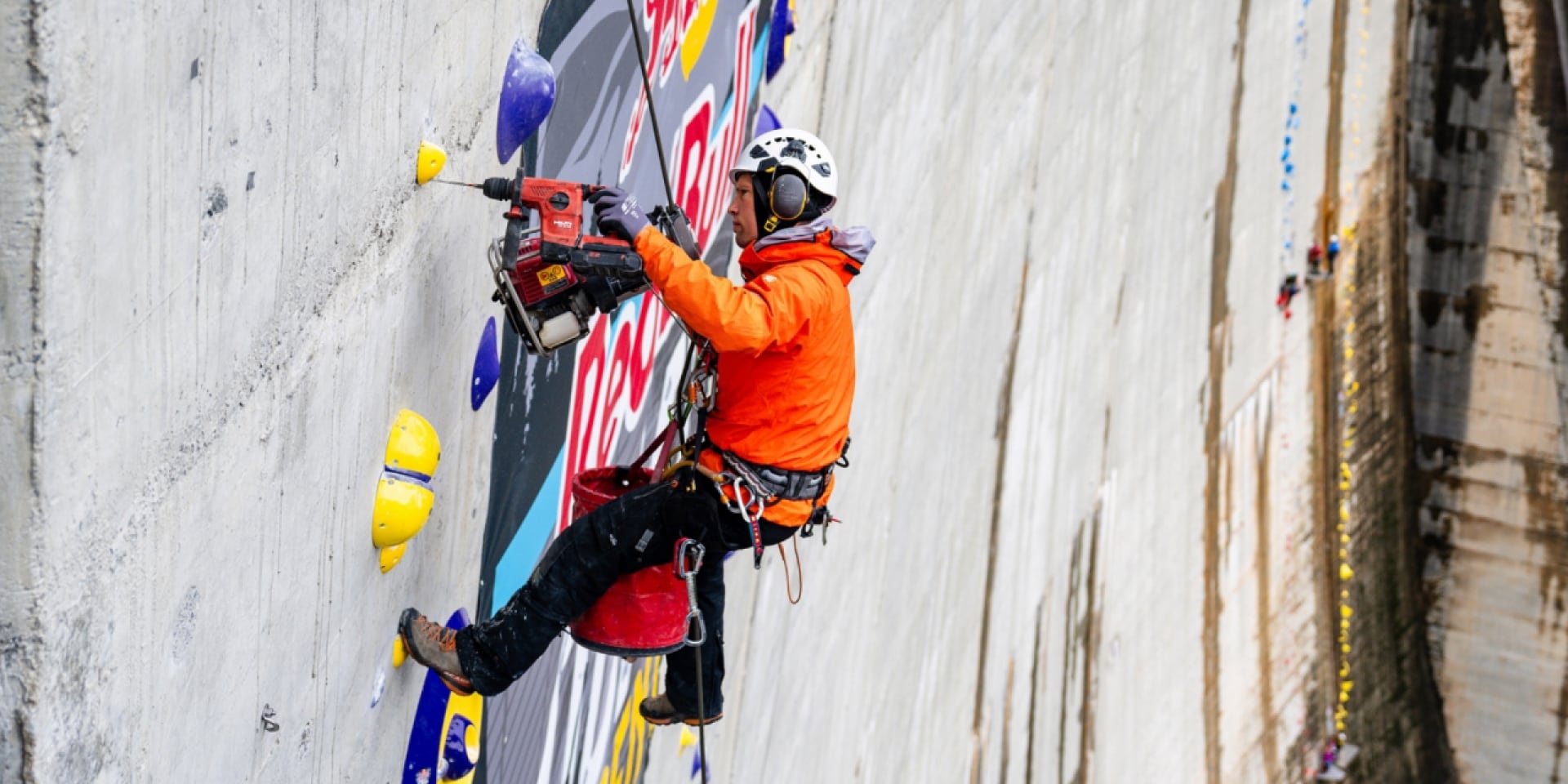 Bild der Routensetzung für den Red Bull Dual Ascent 2024 am Verzasca-Damm, Schweiz, unter Verwendung der Anker Hilti TE 60-22, SIW 4 AT-22 und HST-4.