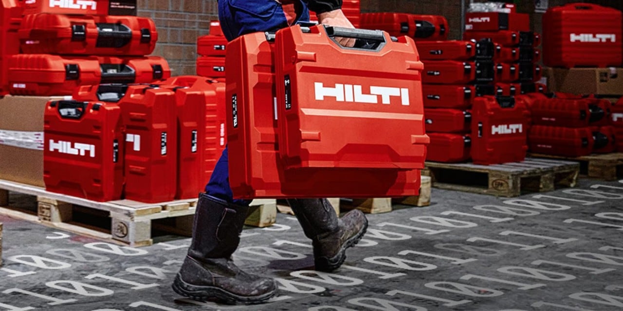 Eine Person trägt Hilti Koffer.