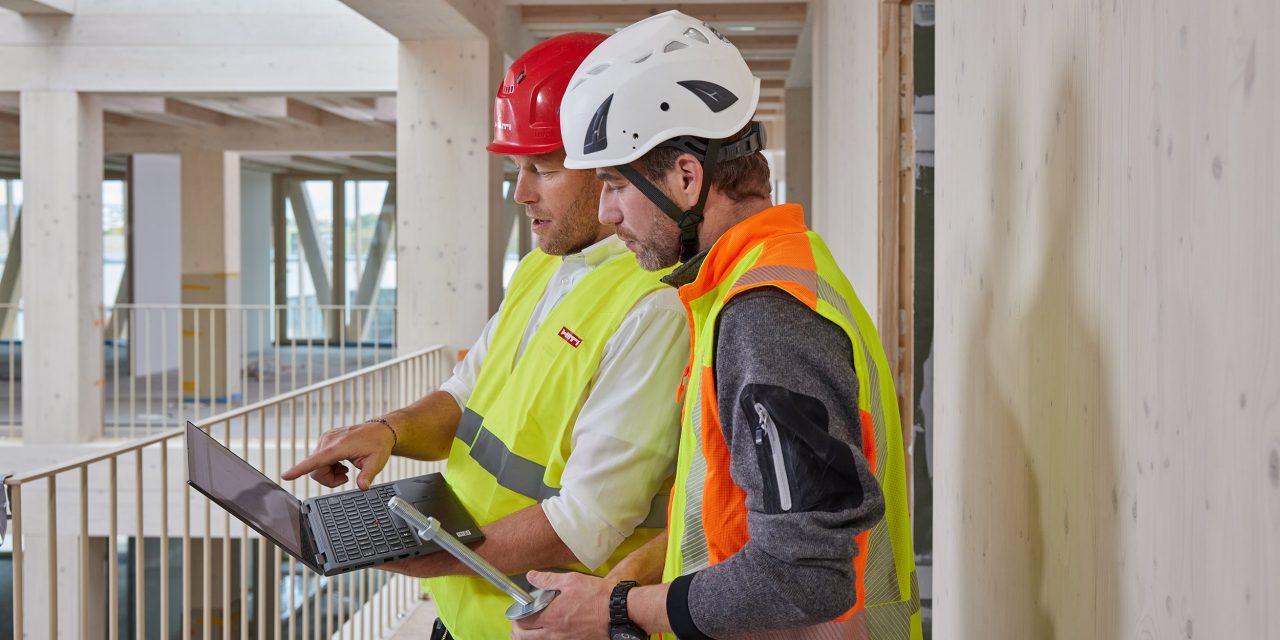 deux planificateurs sur le chantier avec un ordinateur portable