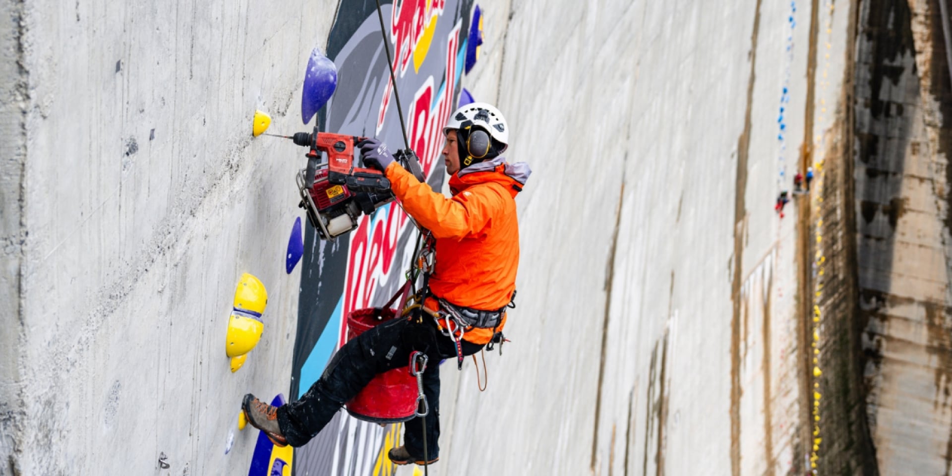 Image de l’installation des voies pour le Red Bull Dual Ascent 2024 au barrage de Verzasca, Suisse, utilisant les ancrages Hilti TE 60-22, SIW 4 AT-22 et HST-4.