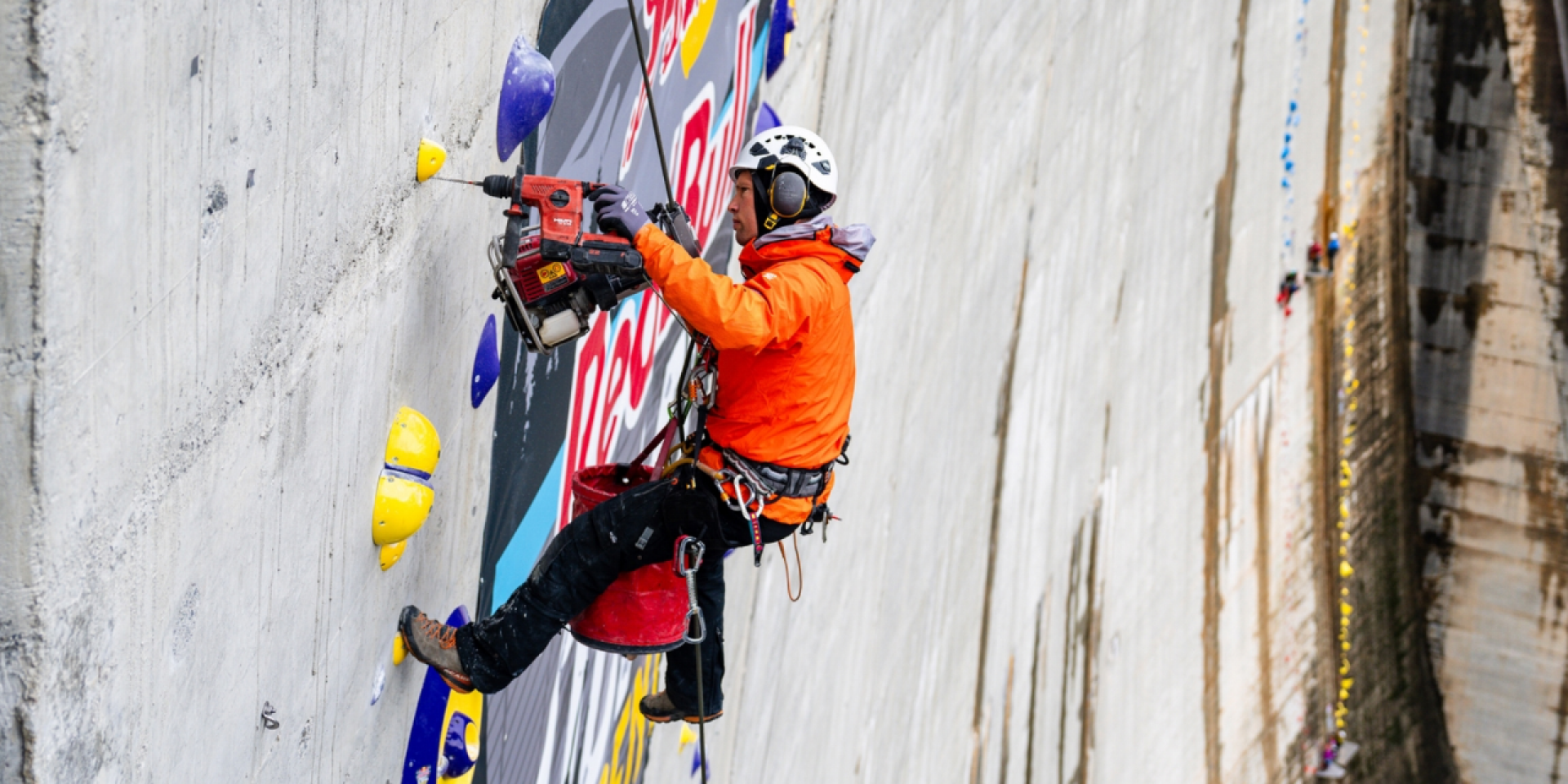 Image de l’installation des voies pour le Red Bull Dual Ascent 2024 au barrage de Verzasca, Suisse, utilisant les ancrages Hilti TE 60-22, SIW 4 AT-22 et HST-4.