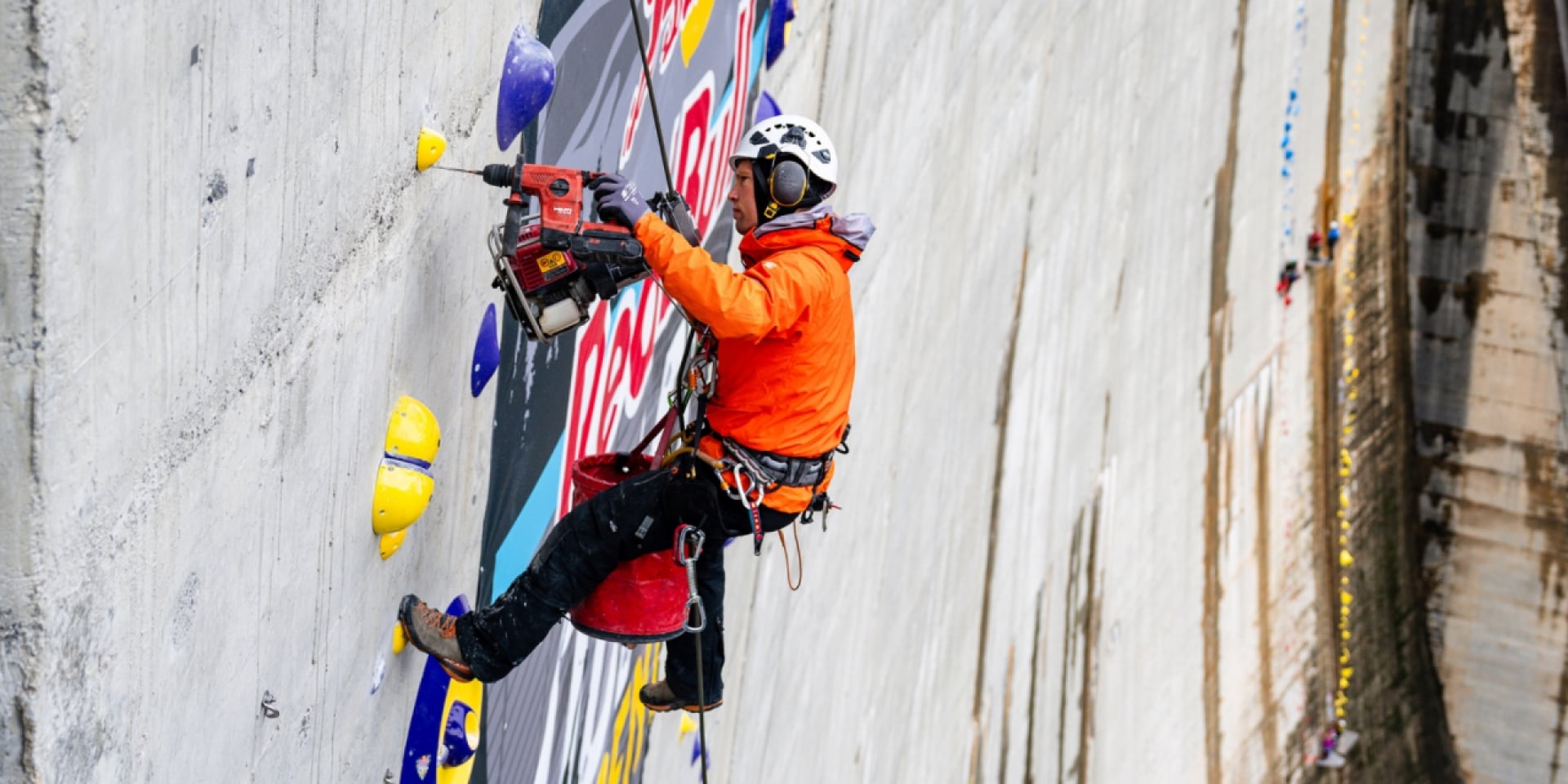  Immagine della tracciatura dei percorsi per il Red Bull Dual Ascent 2024 alla diga della Verzasca, Svizzera, utilizzando gli ancoraggi Hilti TE 60-22, SIW 4 AT-22 e HST-4.